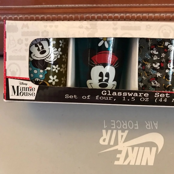 Minnie Mouse - Picture 3 of 3